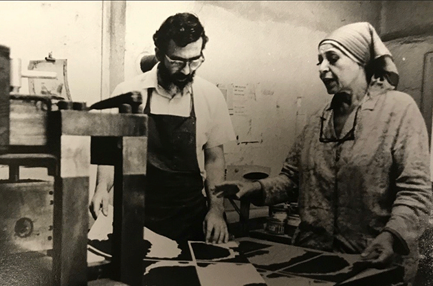 Irwin Hollander working with Louise Nevelson in his New York workshop. Image courtesy of the Hollander family.